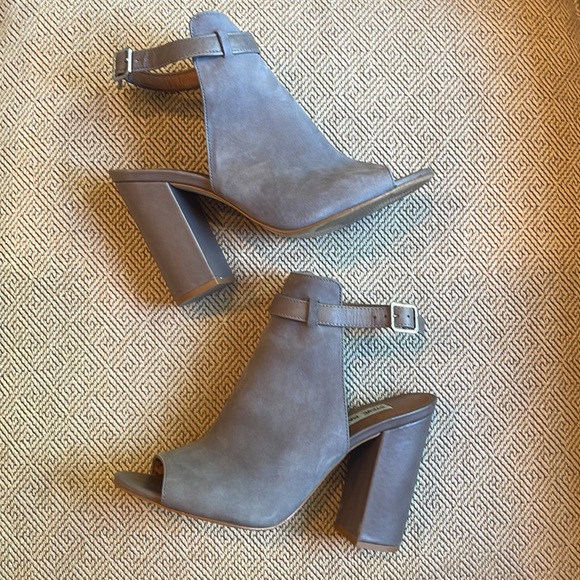 Steve Madden Gray Carnabi Block Heel Peep Toe Heels, 8M - Picture 2 of 10